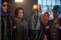 We Are Lady Parts – Der Schock ist groß, als Ayesha (Juliette Motamed, l.), Saira (Sarah Kameela Impey, 2.v.l.), Momtaz (Lucie Shorthouse, M.), Amina (Anjana Vasan, 2.v.r.) und Bisma (Faith Omole, r.) den Pub für ihren nächsten Auftritt betreten.