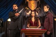 Charmed – (v.l.n.r.) Godric (Nathan Witte); Maggie Vera (Sarah Jeffery); Parker (Nick Hargrove)