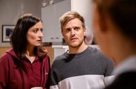 Sturm der Liebe – Vanessa (Jeannine Gaspár, vorne) verlangt eine Auszeit von Carolin (Katrin Anne Heß, hinten l.) und Max (Stefan Hartmann, hinten r.).