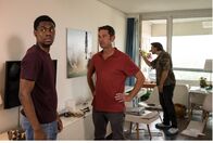 SOKO Wien – Mene Biobakus Wohnung wird auf Einbruchsspuren untersucht. Von links: Hamza Biobaku (Gabriel-Winner Amorin), Bezirksinspektor Klaus Lechner (Andreas Kiendl), Spurensicherer Julius Rubatsch (Max Fischnaller).