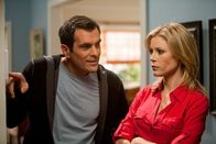 Modern Family – Ty Burrell (Phil Dunphy), Julie Bowen (Claire Dunphy).