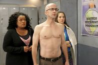 Community – Nachdem Shirley (Yvette Nicole Brown, l.) und Annie (Alison Brie, r.) erfahren, dass Leonard die Abschlussrede halten soll, führt sie ihr Weg direkt zu Studienleiter Dean Pelton (Jim Rash, M.). Der fühlt sich jedoch im Moment nicht wie er selbst ...