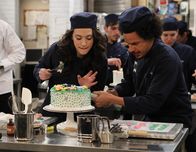 2 Broke Girls – Als Max (Kat Dennings, l.) die Wahrheit über Dekes (Eric André, r.) Herkunft erfährt, ist sie schockiert ...