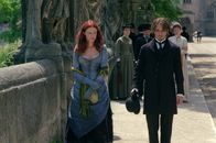 From Hell – Inspector Frederick Abberline (Johnny Depp, r.) lernt während seinen Ermittlungen zu den Morden von "Jack the Ripper" Mary Kelly (Heather Graham, l.) kennen. Nicht nur mit ihrem Wissen über die Opfer kann sie ihm weiterhelfen ...
