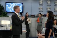 How I Met Your Mother – Sind im siebten Himmel: Barney (Neil Patrick Harris, l.) und Nora (Nazanin Boniadi, r.) ...