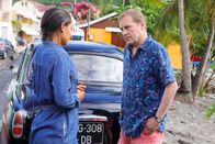 Death in Paradise – Florence Cassell (Joséphine Jobert) und DI Jack Mooney (Ardal O'Hanlon) führen eine ernste Unterhaltung.