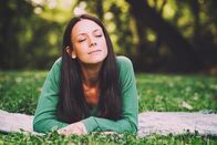 aktiv und gesund – Woman lying down in nature and thinking about something