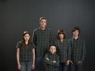 The Middle – (3. Staffel) - Der alltägliche Wahnsinn ist bei ihnen Dauergast: Frankie (Patricia Heaton, 2.v.r.) und Mike (Neil Flynn, 2.v.l.) und ihre drei Kinder Axl (Charlie McDermott, r.), Brick (Atticus Shaffer, M.) und Sue (Eden Sher, l.) ...