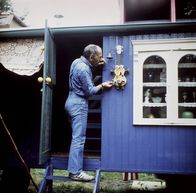 Löwenzahn Classics – Peter (Peter Lustig) richtet seinen Bauwagen ein. Das ist gar nicht so einfach. Immerhin sollen eine Küche, ein Bad, eine gemütliche Coach und ein Bett dort Platz finden.