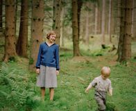 Astrid – Astrid (Alba August) zeigt ihrem kleinen Sohn Lasse (Marius Damslev) ihre Heimat in der schwedischen Provinz Smaland.