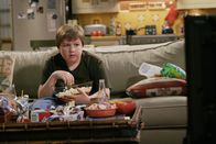 Two and a Half Men – Macht sich einen gemütlichen Abend: Jake (Angus T. Jones) ...