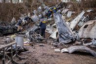 Mayday - Alarm im Cockpit – REENACTMENT - NTSB Crash Investigators survey the crash site of Execuflight 1526. (Cineflix 2020/Darren Goldstein)