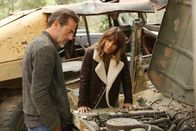Extant – Hilft JD (Jeffrey Dean Morgan, l.) Molly (Halle Berry, r.) dabei, eine Friedenskonferenz zwischen Aliens und der menschlichen Regierung auszuhandeln?