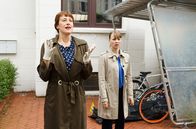 Rentnercops – Toter durch künstlich erzeugten Blitzschlag: Pathologin Dr. Rosalind Schmidt (Helene Grass, l.) ist entzückt, Vicky Adam (Katja Danowski, r.) wundert sich.