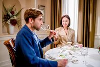 Sturm der Liebe – Henry (Elias Reichert, l.) ist von Sophias (Krista Birkner, r.) Charme-Offensive überfordert.