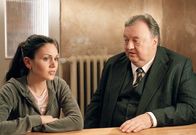 Der Dicke – Anwalt Gregor Ehrenberg (Dieter Pfaff, r.) klärt seine Assistentin Yasmin (Burcu Dal, l.) über die Hintergründe des Falls auf.