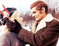 Mayerling – Der österreichische Thronfolger Rudolph (Omar Sharif) hat sich in die junge Maria Vetsera (Catherine Deneuve) verliebt.