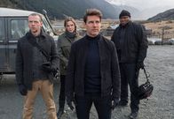 Mission: Impossible - Fallout – Angekommen in Kaschmir, muss Ethan (Tom Cruise, 2.v.r.) die Zündung der Atombomben verhindern. Benji Dunn (Simon Pegg, l.), Ilsa Faust (Rebecca Ferguson, 2.v.l.) und Luther Stickell (Ving Rhames, r.) stehen ihm als Team unterstützend zur Seite.