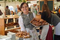 Hoagascht – Tina Flassak mit frisch gebackenem Schmalzgebäck auf dem Bauern- und Handwerkermarkt in Waging am See