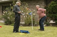 Rentnercops – Günter (Wolfgang Winkler, r.) und Edwin (Tilo Prückner, l.) spielen Minigolf, Edwin schummelt und Günter hat's im Rücken.