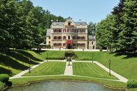 Sturm der Liebe – Der Fürstenhof, ein fiktives oberbayerisches Luxushotel, ist Schauplatz der erfolgreichsten Telenovela im deutschen Fernsehen.