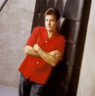Two and a Half Men – (1. Staffel) - Charlie Harper (Charlie Sheen) ist ein ziemlich erfolgreicher Produzent von Werbespots und Jingles. Als sein Bruder samt Sohn bei ihm einzieht, beginnt das Chaos ...