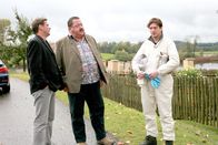 Die Rosenheim-Cops – Christian Lind (Tom Mikulla, li.) und Korbinian Hofer (Joseph Hannesschläger, mi.) konfrontieren Horst Goebel (Georg Veitel) mit den neusten Ergebnissen, und vieles spricht dafür, dass der Mörder Imker war.