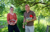 Lecker an Bord – Frank Buchholz (r) mit Kristina Schlake (l) von der Mucher Wiese e.V.. Vier Familien bewirtschaften das Wiesental und ernähren sich fast ausschließlich von ihren eigenen Erzeugnissen.