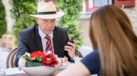 Sturm der Liebe – Valentina (Aylin Ravanyar, r.) erfährt durch Werner (Dirk Galuba, l.) besorgniserregende Neuigkeiten über Shirin.