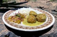 Stadt Land Kunst – Auf den Seychellen werden Fischbällchen in Kokosmilch serviert.