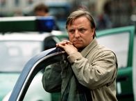 Tatort – Hauptkommissar Frank Thiel (Axel Prahl) ermittelt in seinem ersten Fall in Münster. Mit Ruhe und Gelassenheit kann er die Zusammenhänge des Verschwindens von Jennifer Müllers Mutter und dem Moorleichenfund bald klären.