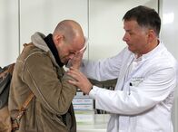 In aller Freundschaft – Schwester Yvonnes Bruder Paul Habermann (Benjamin Morik, links) taucht unerwartet in der Sachsenklinik auf. Dr. Roland Heilmann (Thomas Rühmann) findet ihn verletzt im Schwesternzimmer.