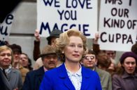 Die Eiserne Lady – Maggie Thatcher (Meryl Streep), gekleidet im Blau der Konservativen, wird von ihren Anhängern gefeiert.