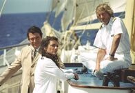 Unter weißen Segeln – Der Ägypter Yussuf (Oliver Tobias, li.) hat ein Auge auf Cruisedirektorin Marlene (Christine Neubauer) geworfen, was Kapitän Bernd Jensen (Horst Janson) beunruhigt.