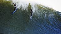 Project Impossible – Beim sogenannten Big Wave Surfing reiten die Wassersportler bis zu 15 Meter hohe Wellen. Eine Designwerkstatt in Kalifornien arbeitet derzeit an einer Schwimmweste, die die Extremsportler bei einem Sturz vom Board schneller zurück an die Wasseroberfläche bringen soll.