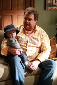 Modern Family – Cameron (Eric Stonestreet) und Mitchell wollen einen Jungen adoptieren. Doch zunächst müssen sie ihre eifersüchtige Tochter Lily dazu bringen, ein Geschwisterchen zu akzeptieren...