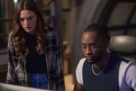 The Flash – Allegra Garcia (Kayla Compton, l.); Chester P. Runk (Brandon McKnight, r.)