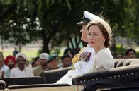 Der Stern von Indien – Lord Louis Mountbatten (Hugh Bonneville) und Lady Edwina Mountbatten (Gillian Anderson) bei ihrer Ankunft in Indien