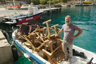 Kreta - Insel mit Größe – Kreta – Insel mit Grösse Schuften für den Saisonstart: Giorgos Deligiannis muss das Mobiliar für seine Taverne übers Wasser an den Strand „Glyka Nera“ bringen – denn der ist nur per Boot oder zu Fuß erreichbar. Copyright: SRF/OneGate/NDR/Eddy Zimmermann