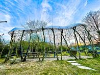 Wunderstoffe – Der Baum als Co-Designer: Hybrider Pavillon aus lebendigen Bäumen und Kunststoffdach.