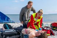 Praxis mit Meerblick – Dr. Heckmann (Patrick Heyn, Mitte) und Nora (Tanja Wedhorn) versorgen den verletzten Kite-Surfer Ben (Justus Johanssen.