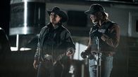 Yellowstone – Mo Brings Plenty (Mo Brings Plenty) und Kayce Dutton (Luke Grimes)