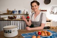 Heimatleuchten – Conny Buergler beim Eierfaerben