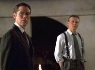 Buffy - Im Bann der Dämonen – Wesley Wyndam-Pryce (Alexis Denisof, l.), Rupert Giles (Anthony Stewart Head) Die Verwendung des sendungsbezogenen Materials ist nur mit dem Hinweis und Verlinkung auf RTL+ gestattet.; Wesley Wyndam-Pryce (Alexis Denisof, l.), Rupert Giles (Anthony Stewart Head) Die Verwendung des sendungsbezogenen Materials ist nur mit dem Hinweis und Verlinkung auf RTL+ gestattet.