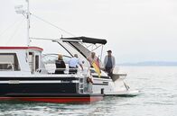 WaPo Bodensee – Nele Fehrenbach (Floriane Daniel, li.) und Paul Schott (Tim Wilde, 2.v. li.) stoppen das Schiff von Christian Reiter (Dietmar Mössmer, 2. v.re.) und Mario Brändle (Dietrich Adam, re.) auf dem Bodensee. Haben die ehemaligen Kunden Benjamin Murjahn und seine Frau entführt?