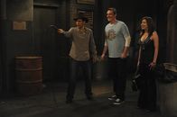 How I Met Your Mother – Lily (Alyson Hannigan, r.) und Marshall (Jason Segel, M.) haben eine besondere Überraschung für Ted (Josh Radnor, l.) ...