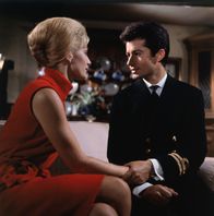 Kampfgeschwader 633 – Hilde Bergman (Maria Perschy, l.); Lt. Erik Bergman (George Chakiris, r.)