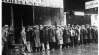 1929 - Der große Börsencrash – Arbeitslose Männer stehen im Februar 1931 Schlange vor einer von Al Capone geöffneten Suppenküche in der South State Street 935 in Chicago während der großen Depression in den USA.