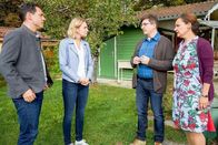 Die Rosenheim-Cops – Die Kommissare Aubinger (Thomas Birnstiel, l.) und Winter (Vanessa Eckart, 2.v.l.) befragen das Hausmeisterehepaar Hartmut (Georg Veitl, 2.v.r.) und Annegret Nerlinger (Eva Wittenzellner, r.), die den Toten in der Eishalle gefunden haben.