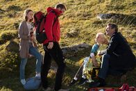 Der Bergdoktor – Martin (Hans Sigl, r.) und Hans Gruber (Heiko Ruprecht, 2.v.l.) sind der verletzten Lena (Louisa Sophie Arnold, 2.v.r.) und ihrer Freundin Jette (Lisa Bahati Wihstutz, l.) zu Hilfe gekommen.